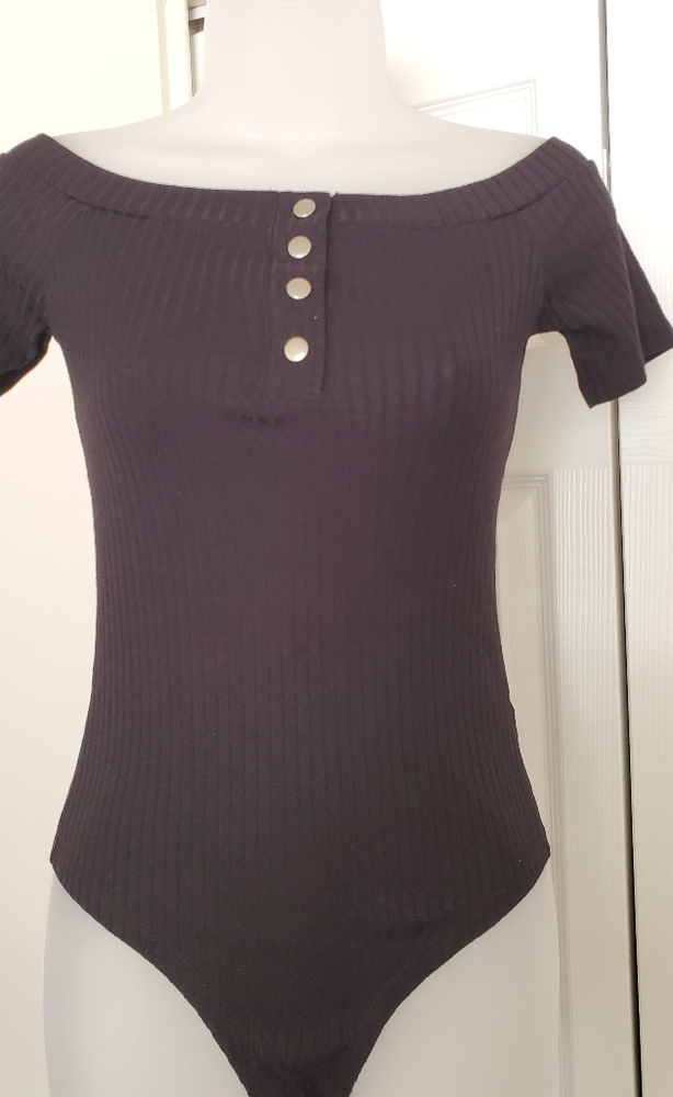 janae off shoulder bodysuit size S Black
